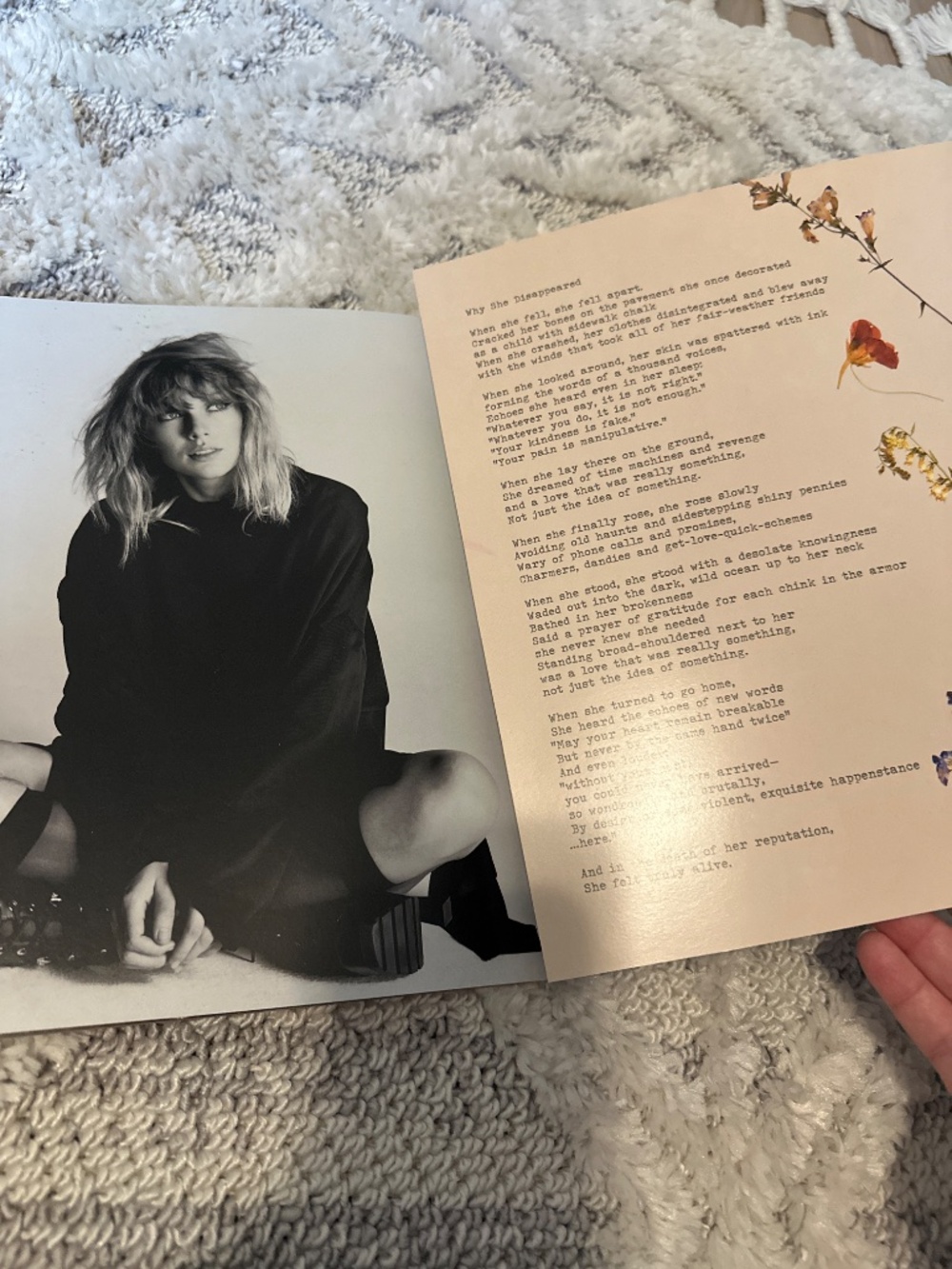 Taylor Swift Reputation Magazine with CD - Picture 2 of 4